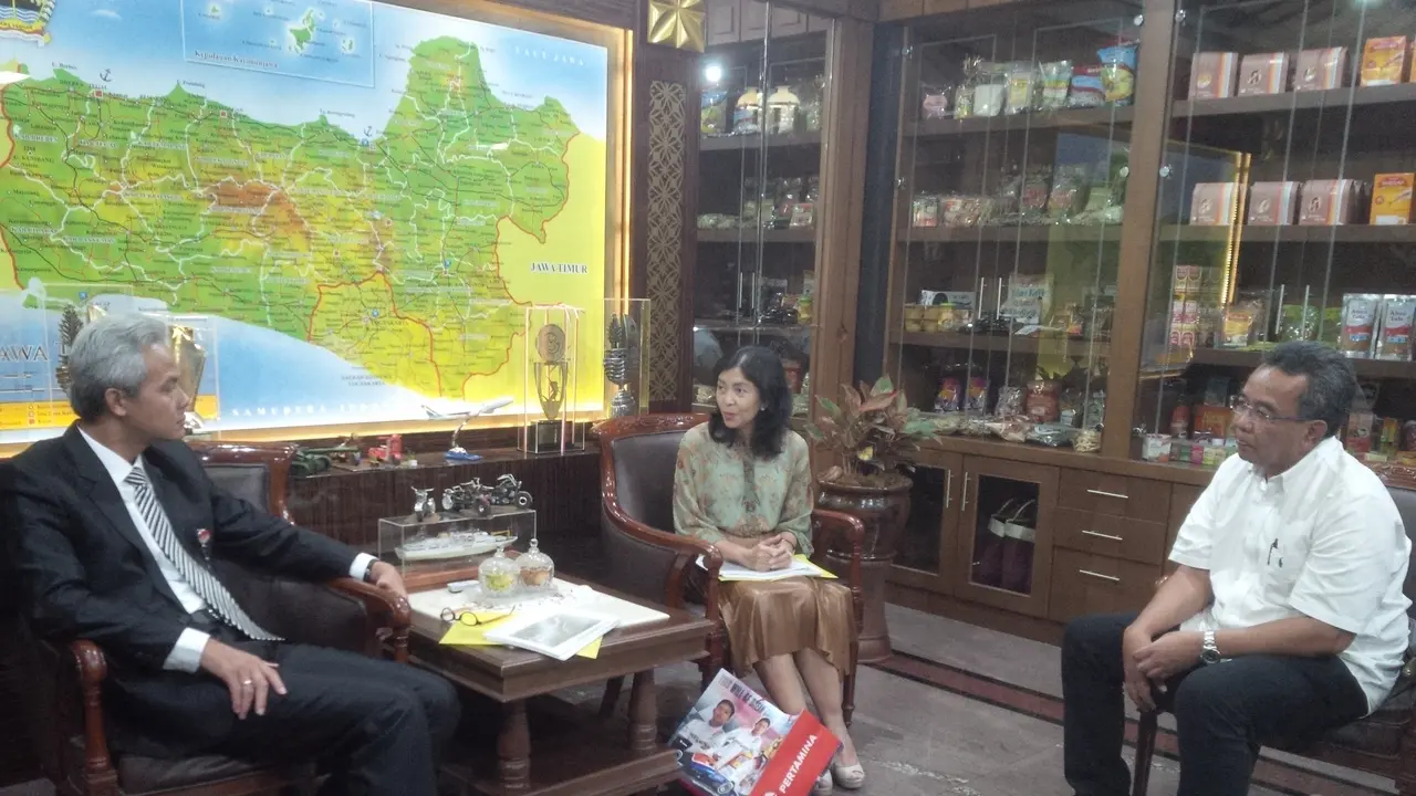 Ibunda Rio Haryanto 'Ngamen' Cari Dana 
