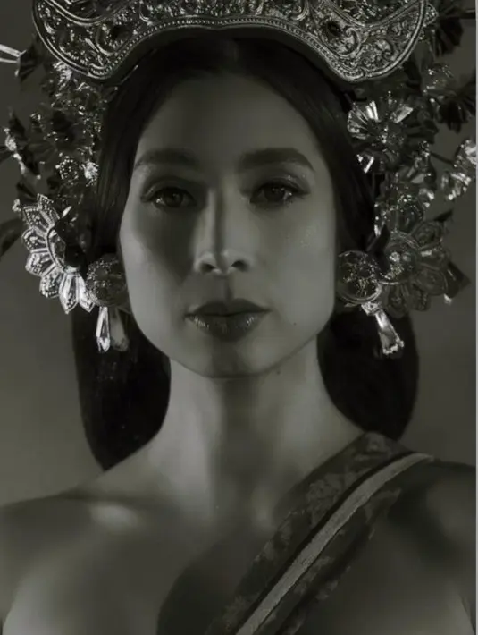 Dilengkapi dengan kain khas Bali yang melekat di tubuhnya, serta beberapa aksesoris khas Bali.