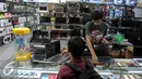 Seorang pembeli melihat laptop di Glodok, Jakarta, Selasa (25/8/2015). Dampak pelemahan nilai tukar Rupiah atas Dollar Amerika yang menembus angka Rp 14 ribu menyebabkan tingkat penjualan barang elektronik menurun. (Liputan6.com/Faizal Fanani)