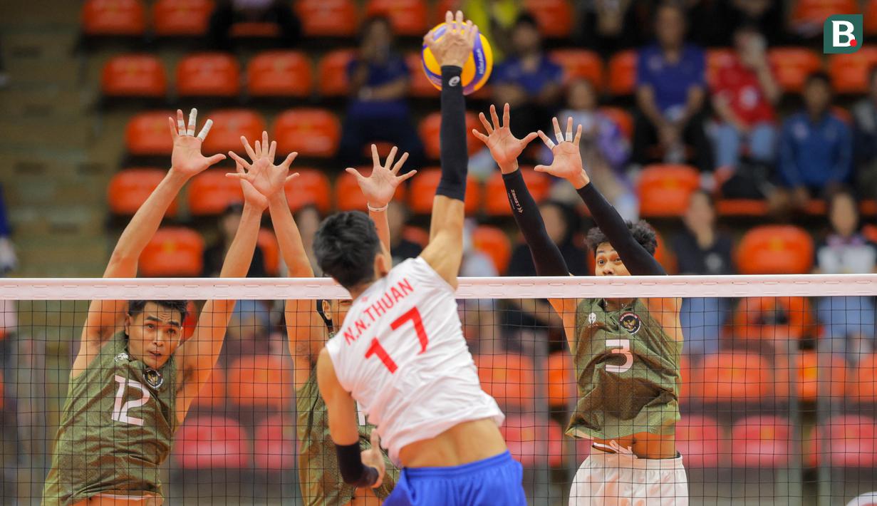 Timnas Bola Voli Putra Indonesia menundukkan Vietnam dengan skor 3-2 (21-25, 20-25, 25-22, 25-19, 15-10) pada semifinal SEA Games 2025 yang digelar di Hua Mak Stadium, Bangkok, pada Kamis (18/12/2025). (Bola.com/Bagaskara Lazuardi)