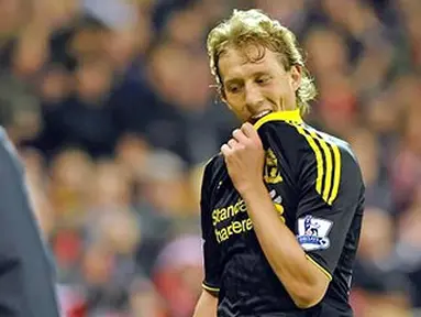 Kekecewaan gelandang Liverpool Lucas Leiva ketika harus meninggalkan lapangan kaibat dikartu merah pada laga kontra Stoke City di Britannia Stadium, 13 November 2010. AFP PHOTO/PAUL ELLIS