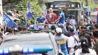 Pemain Persib Bandung, Marc Klok, Victor Igbonefo dan pelatih Bojan Hodak berjuang ekstra saat menembus ribuan Bobotoh yang memadati sepanjang jalan rumah Bos Persib Bandung, Umuh Muchtar, di Tanjungsari, Sumedang, Sabtu (2/6/2024). (Bola.com/M Iqbal Ichsan)