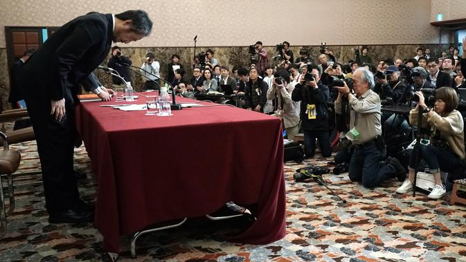 Jumpei Yasuda, jurnalis lepas Jepang yang sempat ditahan 3 tahun di Suriah, membungkuk meminta maaf saat konferensi pers di Tokyo, Jumat (2/11). Yasuda mengaku sepenuhnya bertanggung jawab atas tindakannya selama disandera Suriah. (AP/Eugene Hoshiko)