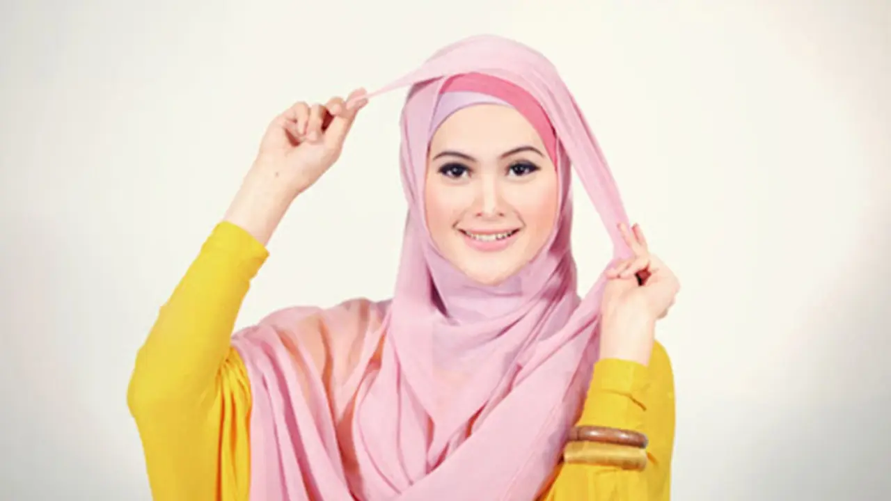 Wajah Kamu Bulat? Ini 3 Tutorial Hijab yang Bikin Pipi Tirus 