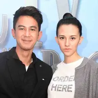 Fandy Christian membantu Dahlia Poland mengurus rumah saat Lebaran nanti. © KapanLagi.com/Bayu Herdianto