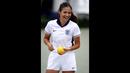 Petenis Inggris, Emma Raducanu mengenakan jersey Timnas Inggris saat melakukan latihan menjelang turnamen Wimbeldon di The All England Lawn Tennis and Croquet Club, London, Inggris, Minggu (30/06/2024) waktu setempat. (AP Photo/John Walton)