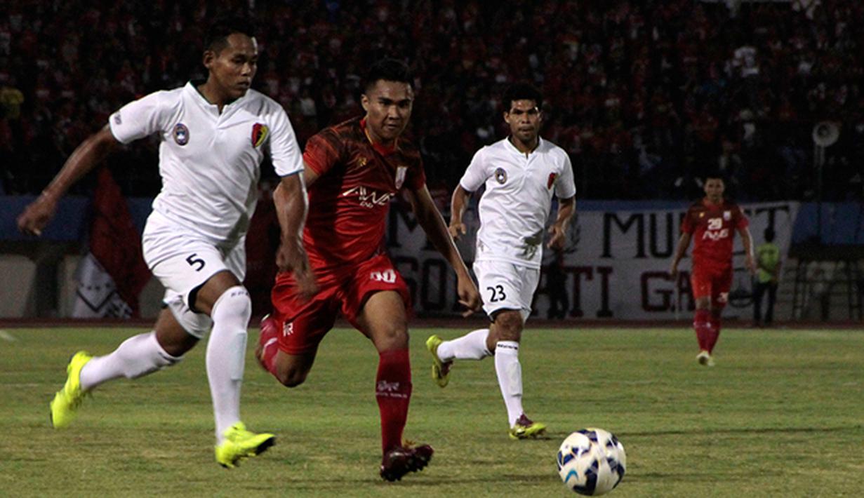 Pemain Persis Solo, Dimas Galih berebut bola dengan pemain PPSM Magelang, Imam Sahid (kiri) pada laga perdana grup C Piala Kemerdekaan di Solo, Jateng, Sabtu (15/8/2015). Persis takluk 2-3 dari PPSM. (Bola.com/Vincensius Sarwono)