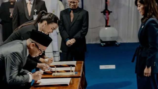 Raline Shah Tampil Formal dan Berkelas dalam Pelantikan Komdigi, Pakai Asesoris Bros Emas (credit: instagram.com/ralineshah)