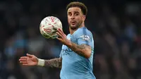 3. Kyle Walker (Manchester City) - Walker merupakan full-back kanan yang penuh dengan determinasi ketika bertahan maupun menyerang. Dari 21 penampilannya musim ini, Walker mencatatkan 22 tekel, 20 intersep, 29 clearances, 5 block, dan 24 kali memenangi duel udara. (AFP/Oli Scarff)