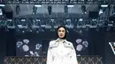 Hijab hitam simpel yang dikenakan Paula membuat keseluruhan tampilannya terlihat bersih dan profesional, menunjukkan perpaduan sempurna antara modest fashion dan gaya kontemporer.  [@vivizubedi].