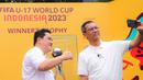 <p>Penjabat (Pj) Gubernur DKI Jakarta, Heru Budi Hartono (kanan), melakukan swafoto bersama Ketua PSSI, Erick Thohir, saat memamerkan trofi Piala Dunia U-17 2023 kepada masyarakat di Bundaran Hotel Indonesia (HI), Jakarta, Minggu (15/10/2023). (Bola.com/Bagaskara Lazuardi)</p>