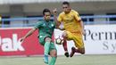 Striker Sriwijaya FC, Alberto Goncalves, berebut bola dengan bek PSMS, Muhamad Roby, pada laga Piala Presiden di Stadion GBLA, Bandung, Jumat (26/1/2018). Skor babak pertama 0-0. (Bola.com/M Iqbal Ichsan)