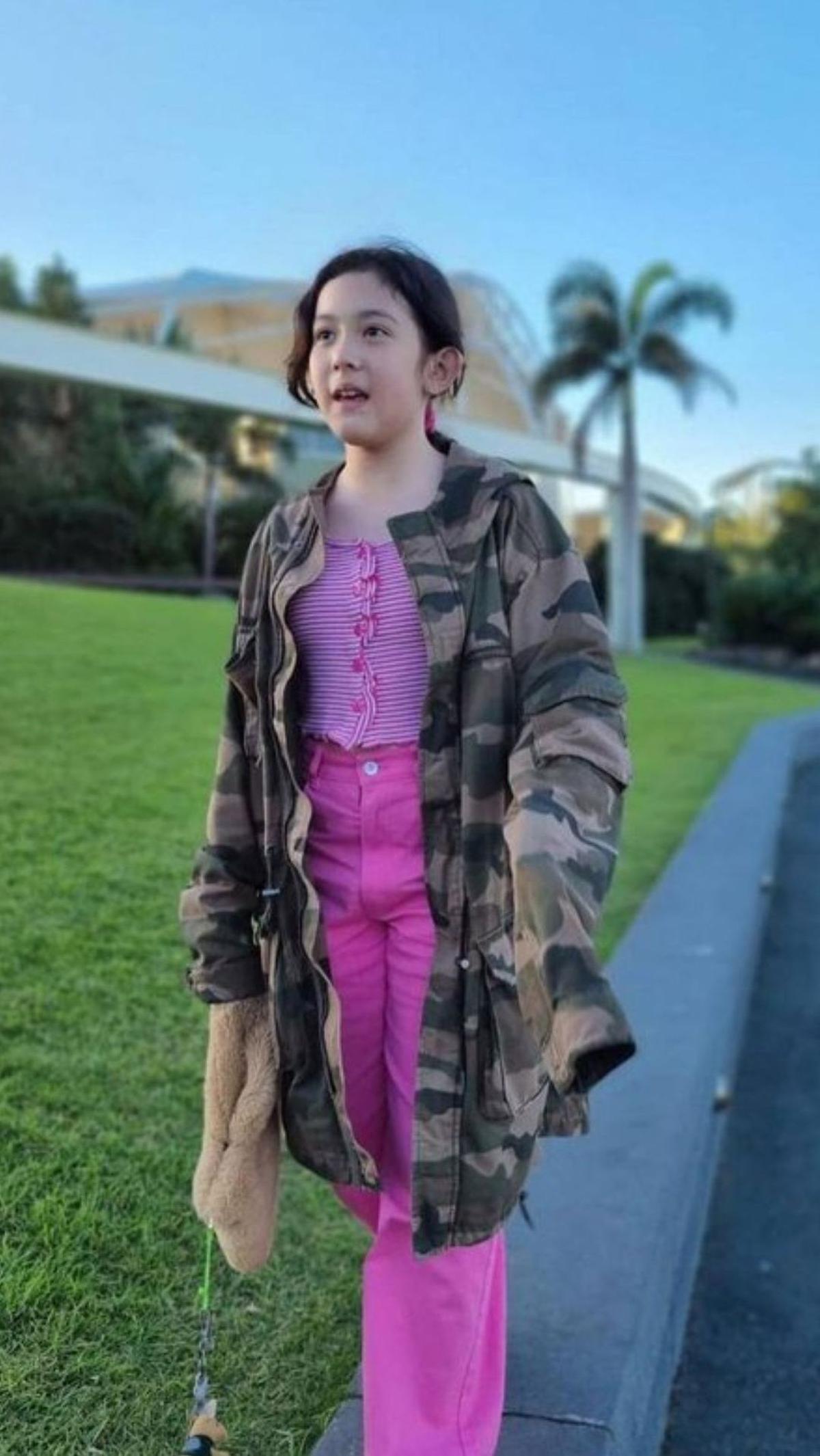 Itulah potret terbaru Mikhaela Lee, anak Nafa Urbach dan Zack Lee, yang kini telah memasuki usia remaja. Pendapat kalian bagaimana?