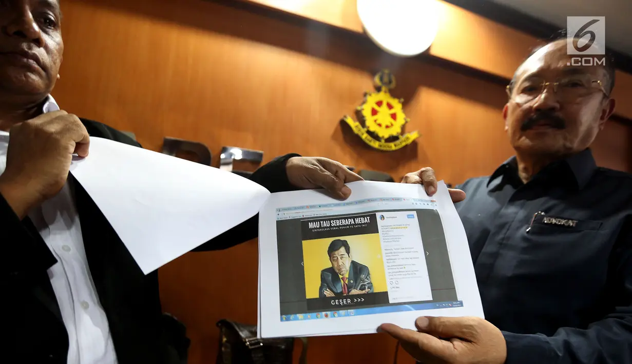 Tim kuasa hukum Setya Novanto menunjukkan meme di Direktorat Pidana Cyber Bareskrim Polri, Jakarta, Rabu (1/11). Menurut kuasa hukumnya, Novanto merasa terganggu oleh sebaran foto yang diedit sedemikian rupa menjadi meme tersebut.(Liputan6.com/JohanTallo)