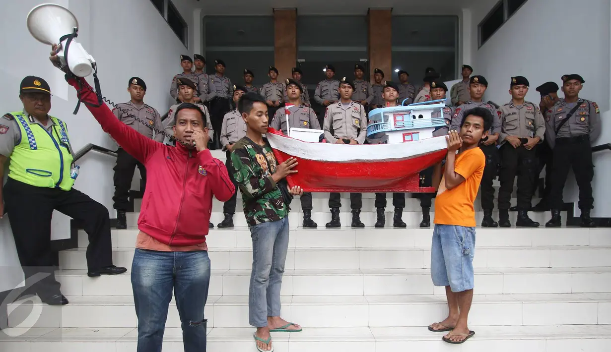 Petugas kepolisian mengamati aksi nelayan yang membawa miniatur kapal ke PTTUN di Cikini, Jakarta, Selasa (30/8). Para nelayan meminta hakim PTTUN menolak banding penerbitan izin reklamasi pulau G. (Liputan6.com/Immanuel Antonius)