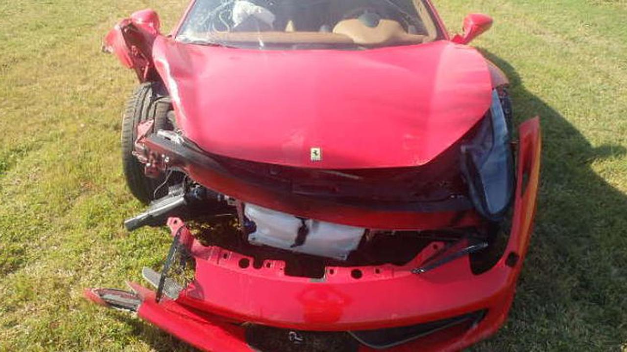Buang Sial, Ferrari F458 Ditinggal Sang Pemilik Pasca Kecelakaan 