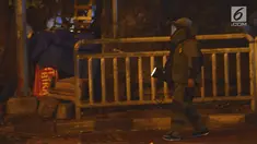 Tim Gegana melakukan penyisiran di sekitar lokasi ledakan Kampung Melayu, Jakarta, Rabu (24/5). Polres Jaktim menyebut ada tiga korban jiwa dalam ledakan tersebut. (Liputan6.com/Angga Yuniar)
