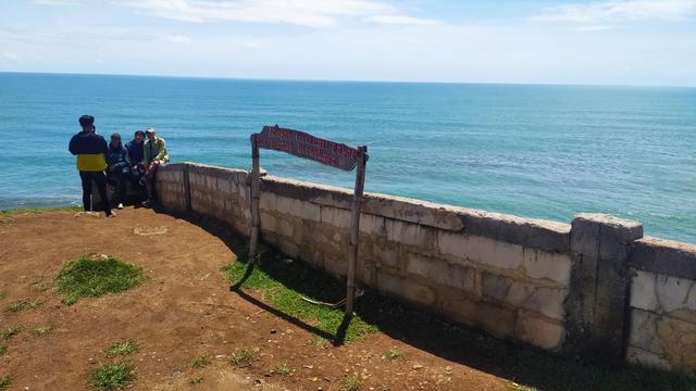 Berada di atas ketinggian, merupakan salah satu keunggulan berwisata di kawasan wisata Puncak Guha, Garut, Jawa Barat.