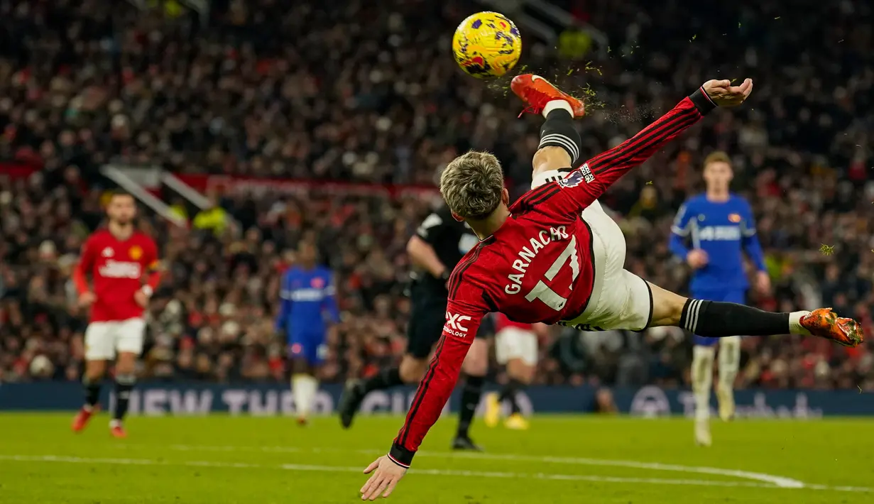 Bola sepakan bek tengah Harry Maguire masih bisa diblok dan langsung disambar oleh McTominay. (AP Photo/Dave Thompson)
