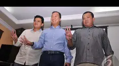 Poempida Hidayatulloh, Agus Gumiwang Kartasasmita dan Nusron Wahid pamer salam tiga jari (Liputan6.com/Miftahul Hayat)