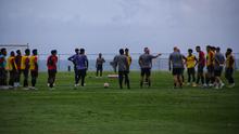 Pelatih Bali United Johnny Jansen saat memimpin sesi latihan Bali United di Bali United Training Center, Kamis (26/6/2025). (Bola.com/Alit Binawan)