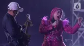 Penyanyi dangdut legendaris, Elvy Sukaesih tampil pada hari kedua Synchronize Fest 2024 di JIExpo Kemayoran, Jakarta, Sabtu (5/10/2024). (Liputan6.com/Herman Zakharia)