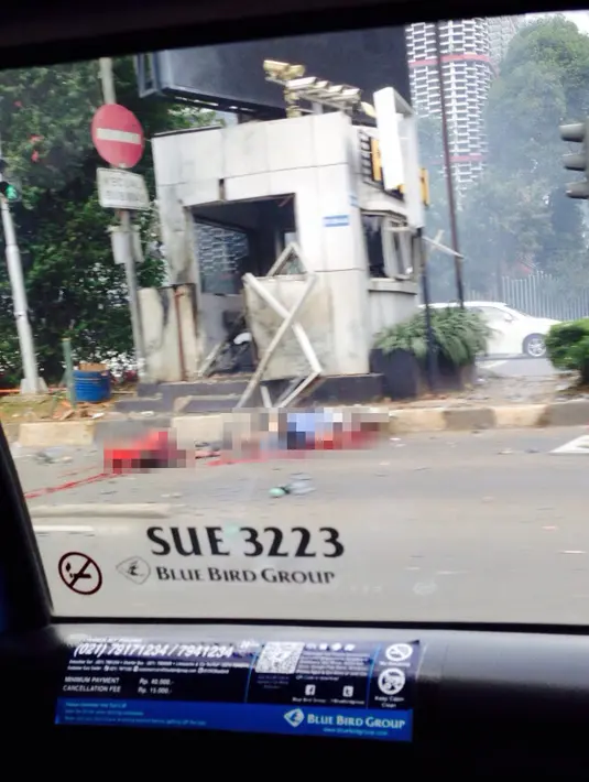Korban jiwa dari ledakan bom di pos polisi Sarinah terlihat di lokasi kejadian. (sumber: istimewa)