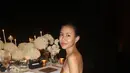 Seperti saat dinner dengan suami, Shenina kenakan dress halterstrap satin gradasi emas kehijauan. Gaun yang memamerkan punggung ini sukses bikin Shenina tampil elegan [@sheninacinnamon]
