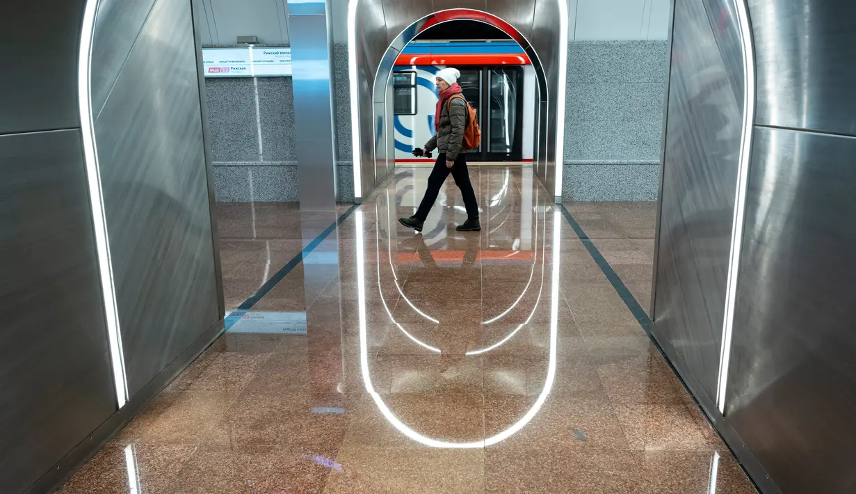 Seorang pejalan kaki berjalan dalam Stasiun Rizhskaya (Riga) yang baru dibuka dari Big Circle Line (BCL) Moscow Metro (subway) di Moskow, Rusia, 6 Maret 2023. Big Circle Line baru sepanjang 70 kilometer (43 mil) adalah jalur kereta bawah tanah terpanjang di dunia, 13 kilometer lebih panjang dari pemegang rekor sebelumnya, Jalur 10 Kereta Bawah Tanah Beijing. (AP Photo/Alexander Zemlianichenko)