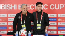 Pemain andalan Timnas Filipina, Sandro Reyes (kanan) dan pelatih Filipina, Albert Capellas Herms, dalam konferensi pers jelang duel melawan Timnas Indonesia pada Piala AFF 2024, di Stadion Manahan, Solo, Jumat (20/12/2024). (Bola.com/Abdul Azis)