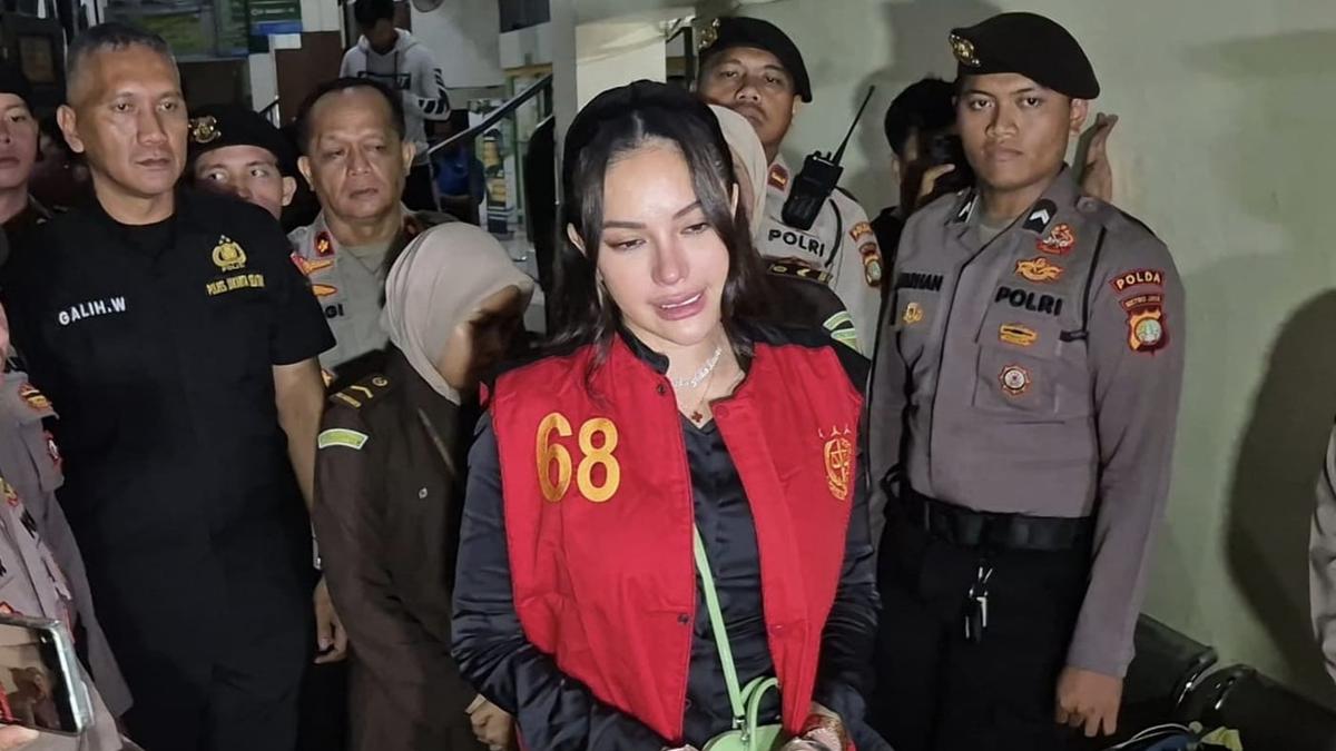 Nikita Mirzani Menangis di Sidang Vadel Badjideh, Tak Bisa Dampingi Lolly Bersaksi