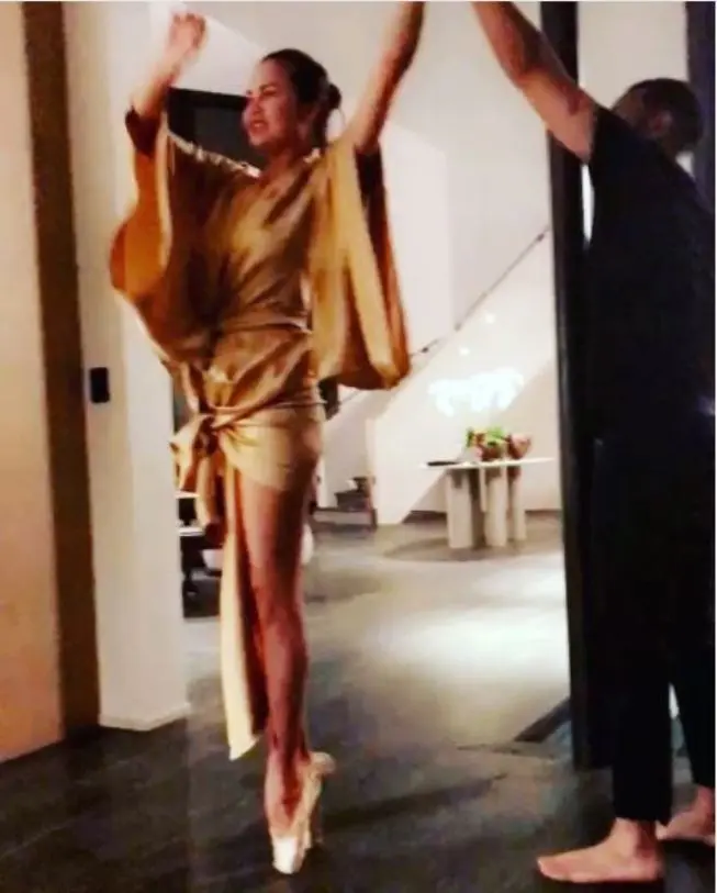 Chrissy Teigen menjajal balet dibantu John Legend. (Instagram - @chrissyteigen)
