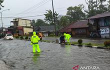 Polres Bangka Barat Gencarkan Patroli Banjir, Antisipasi Kecelakaan di Musim Hujan