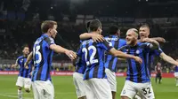 Ekspresi para pemain Inter Milan merayakan gol yang dicetak Henrikh Mkhitaryan ke gawang AC Milan pada leg pertama Liga Champions 2022/2023 di Stadion San Siro, Kamis (11/5/2023) dini hari WIB. (AP Photo/Antonio Calanni)
