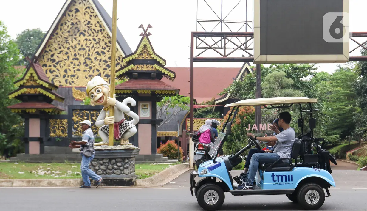 Pengunjung dapat menikmati keindahan anjungan rumah adat dari berbagai daerah di Indonesia. (Liputan6.com/Herman Zakharia)
