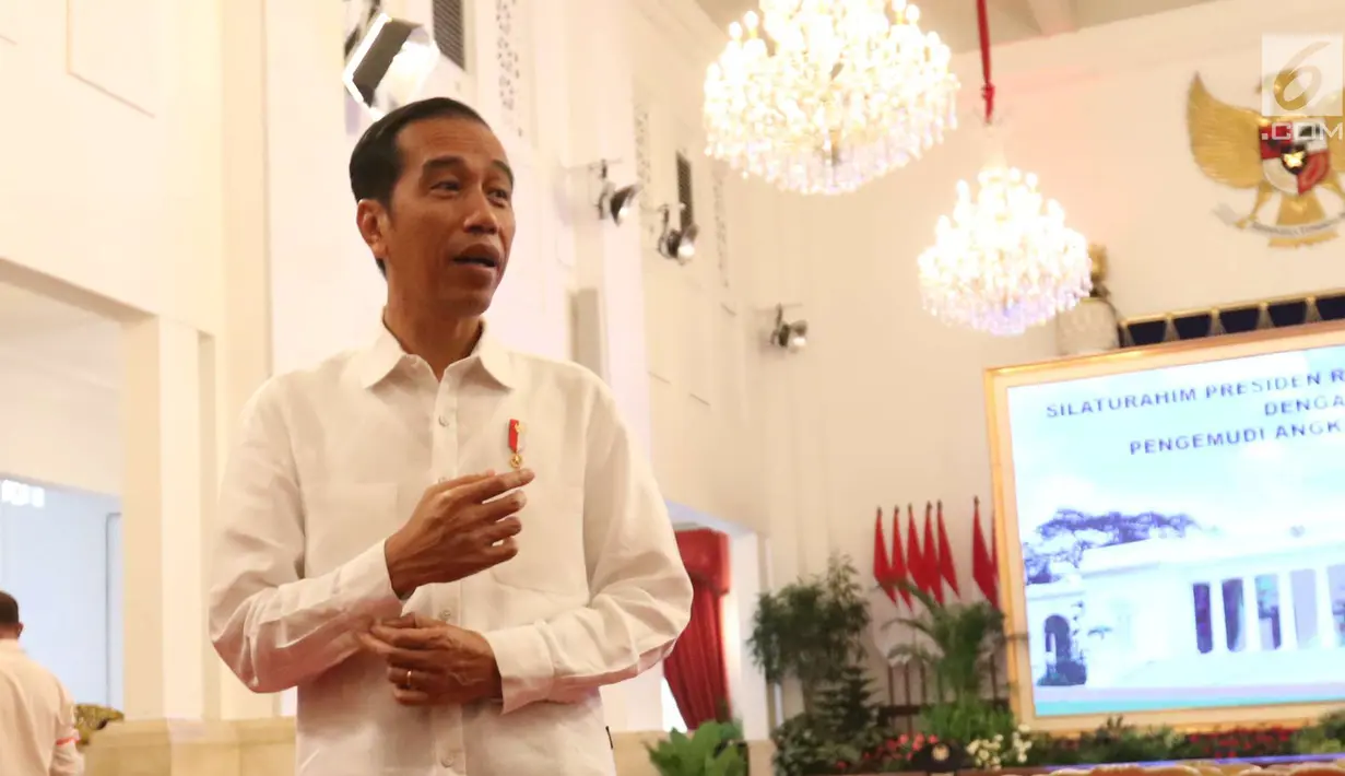Presiden Joko Widodo (Jokowi) memberikan keterangan seusai menerima perwakilan sopir truk se-Indonesia di Istana Negara, Jakarta, Selasa (8/5). Para sopir mengeluhkan maraknya kasus pungli dari kawasan Sumatera hingga Jakarta. (Liputan6.com/Angga Yuniar)