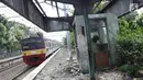 Kereta melintas di Stasiun Mampang, akarta, Senin (9/4). Stasiun yang telah dinonaktifkan pengoperasiannya, kini kondisinya terbengkalai serta kumuh karena dijadikan tempat tinggal sejumlah tunawisma. (Liputan6.com/Immanuel Antonius)