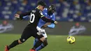 Bek Napoli, Kalidou Koulibaly berebut bola dengan gelandang Spezia, Kevin Agudelo pada pertandingan perempat final Coppa Italia di stadion Maradona di Naples, Italia, Jumat (29/1/2021). Koulibaly mencetak satu gol dan mengantarkan Napoli menang atas Spezia 4-2. (Alessandro Garofalo/LaPresse via AP)