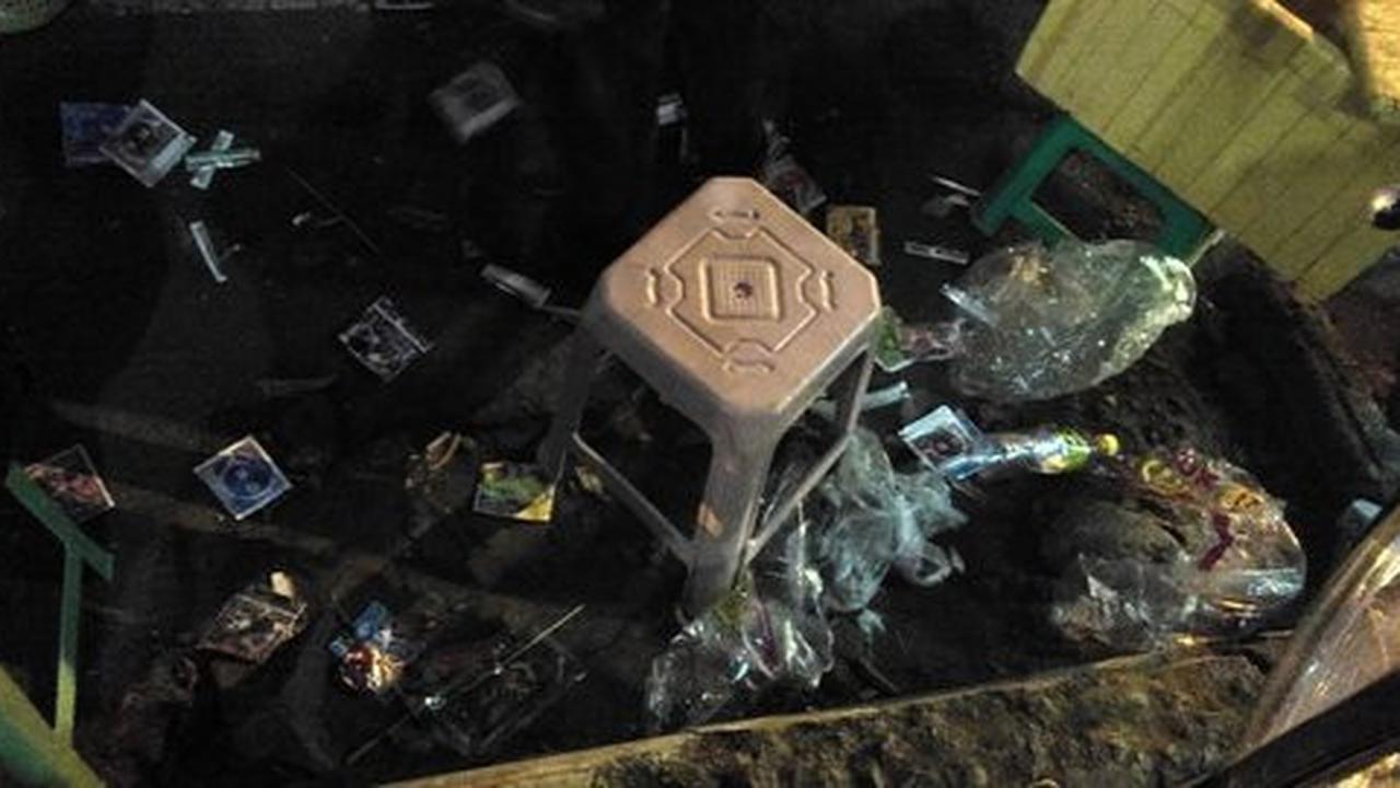 Sampah berserakan di sekitar lokasi