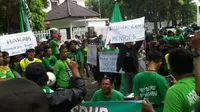 Puluhan Bonek (pendukung Persebaya Surabaya) berunjuk rasa dengan bermain sepak bola di jalanan di Jalan Darmo, Surabaya, Jawa Timur.