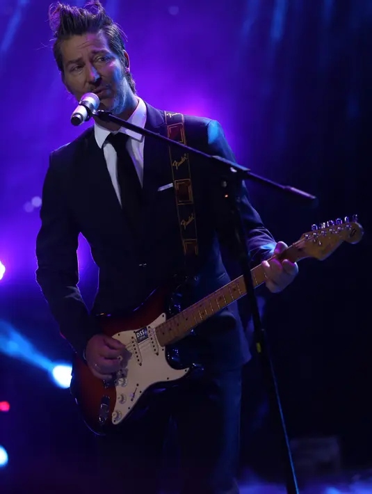 Gitaris Michael Learns to Rock (MLTR), Mikkel Lentz memikat penonton dengan menyajikan lagu serba romantis bersama band yang digawanginya. (Galih W. Satria/Bintang.com)