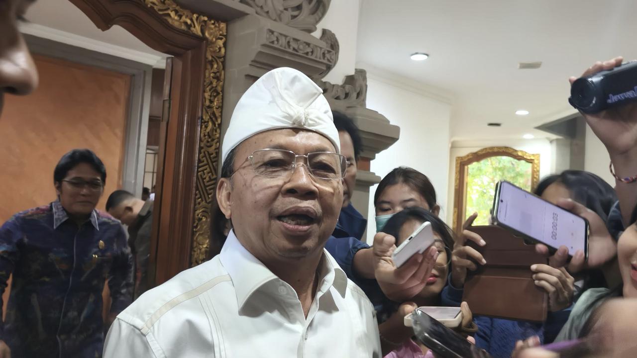 Gubernur Koster Bantah Isu Pembangunan Lift Kaca Disetop Karena Tak Ingin Nusa Penida Maju