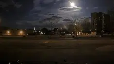 Sebuah meteor melesat di langit Portland dimana seorang sersan Maine berhasil menangkap kilatan cahaya dari langit. Maine berhasil merekam menggunakan video yang ada di dashboard mobil dinasnya. (Courtesy Portland Maine Police Department/Reuters)