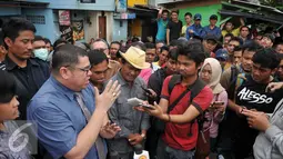 Kuasa Hukum Daeng Azis, Razman Nasution memberikan keterangan pada wartawan saat Sosialisasi Relokasi warga kalijodo Kecamatan Tamboradi, Jakarta, Selasa (16/2). (Liputan6.com/Gempur M Surya)