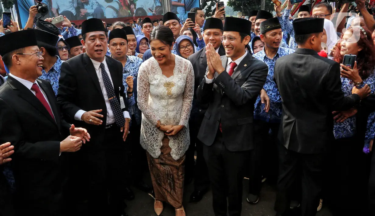 Menteri Pendidikan dan Kebudayaan (Mendikbud) didampingi istri Franka Franklin usai mengikuti Upacara Peringatan HUT PGRI ke-74 dan Hari Guru Nasional 2019 di Kemendikbud, Jakarta, Senin (25/11/2019). (Liputan6.com/Johan Tallo)