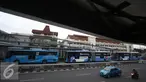 Antrian Bus Trans-Jakarta di Halte Harmoni, Jakarta, Kamis (1/12). Direktur Utama Transjakarta Budi Kaliwono menyatakan bus Transjakarta di koridor 1 sampai koridor 12 akan tetap beroperasi pada Jumat (2/12) mendatang. (Liputan6.com/Immanuel Antonius)