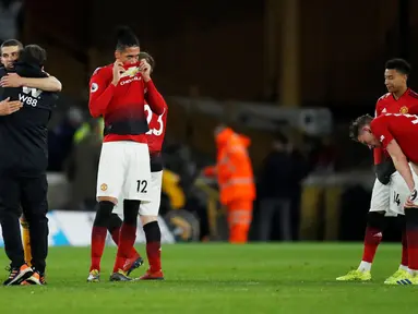 Ekspresi pemain Manchester United Chris Smalling dan Jesse Lingard setelah kalah dari Wolverhampton Wanderers pada laga pekan ke-33 Liga Inggris di Stadion Molineux, Wolverhampton, Inggris, Selasa (2/4). (Reuters/Andrew Boyers)