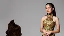 Di momen hari Kartini, Zara Adhisty tampil fierce dengan full beaded halter top dipadukan kain panjang batik. (FOTO: instagram.com/zaraadhsty)