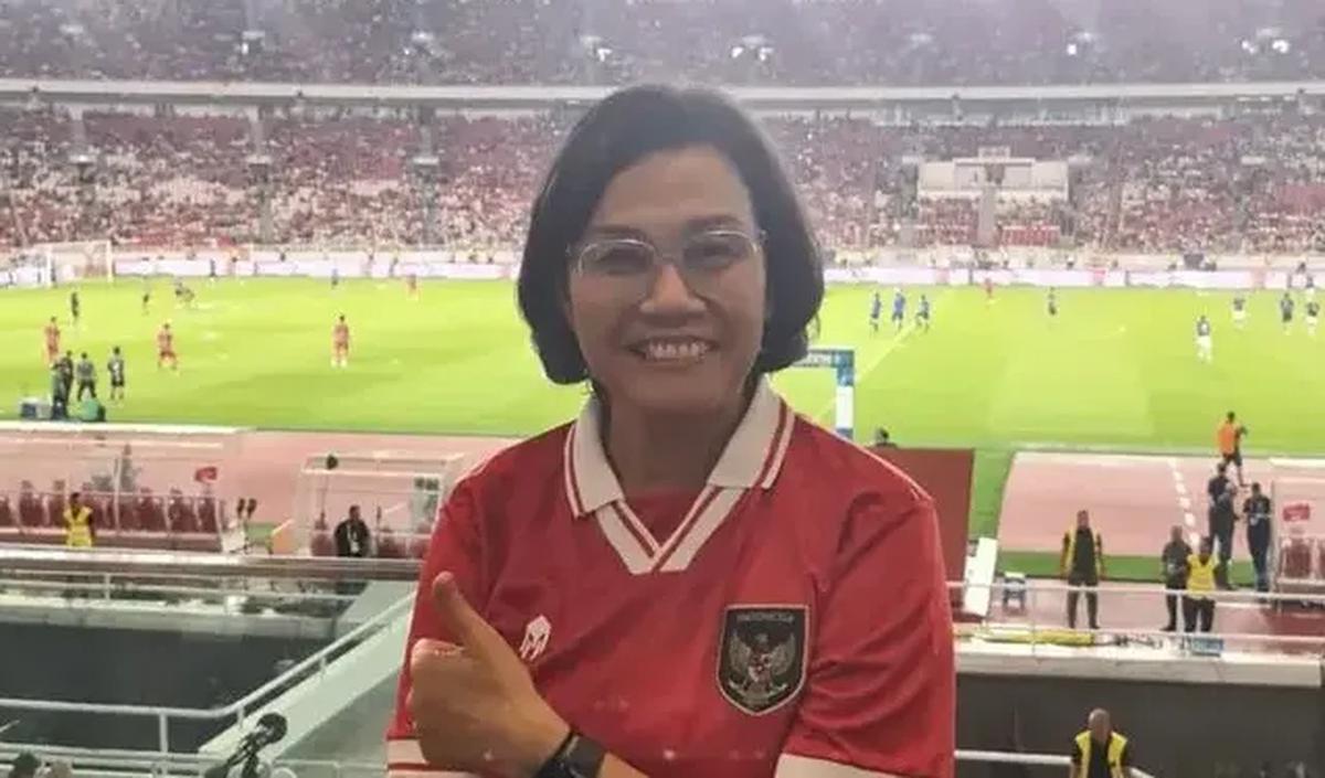 "Jadi, kalau Indonesia ingin menjadi negara maju negara industri bebas dari perangkap kelas menengah, kita perlu konsisten di dalam menggunakan instrumen untuk betul-betul memberdayakan produk dalam negeri,"