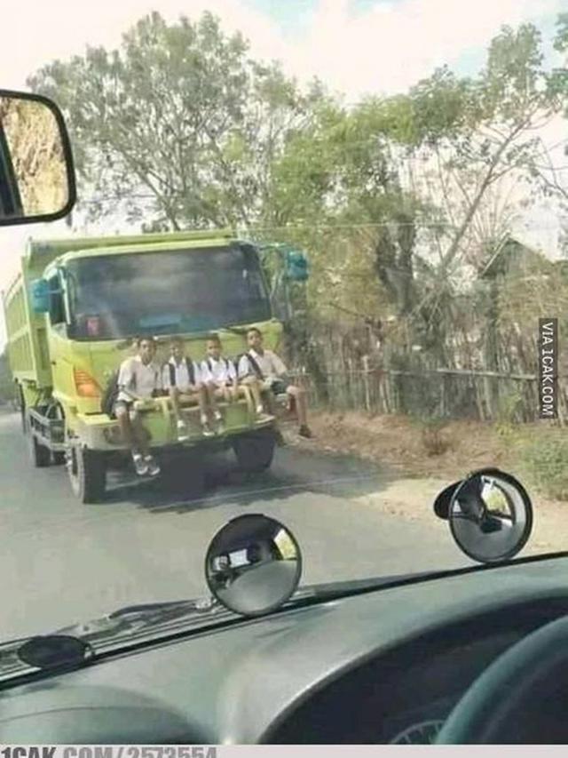 Bikin Ngeri, Ini 5 Potret Orang Absurd Saat Numpang di Depan Kendaraan